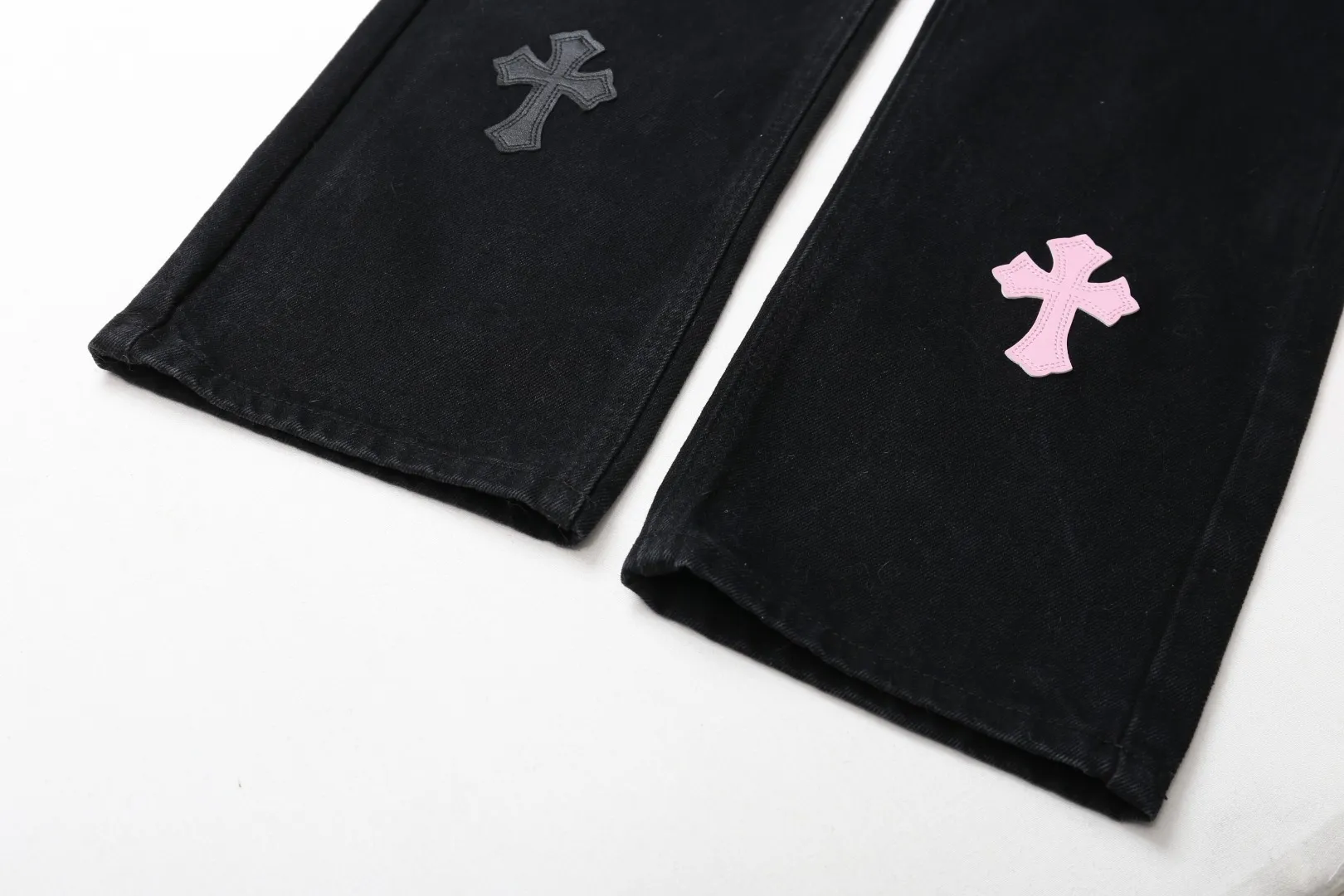 P280 Style number: D207 Chrome Hearts Chrome Hearts jeans Color: Black with pink Size: S M L XL Corresponding sizes 28 30 32 34 Detailed sizes can be found in Figure 9